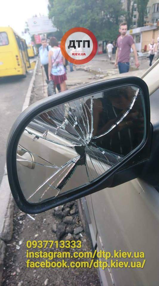 В Киеве водитель маршрутки разбил зеркало автомобилисту, который его 