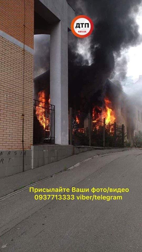В Киеве загорелся дом на Дмитириевской, движение на улице перекрыто (фото)