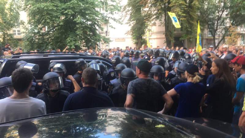 В Киеве автомобиль нардепа сбил участника митинга евробляхеров (фото)