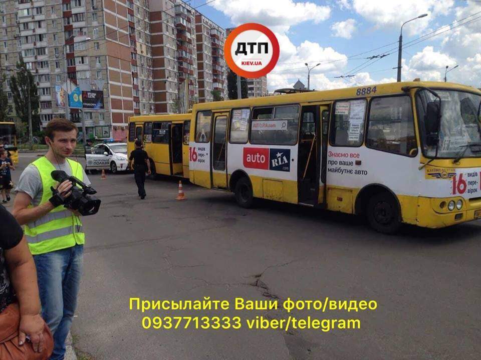 В Киеве столкнулись две маршрутки, есть пострадавшие (фото)