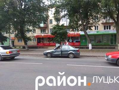 В Луцке столкнулся легковой автомобиль с троллейбусом (фото)