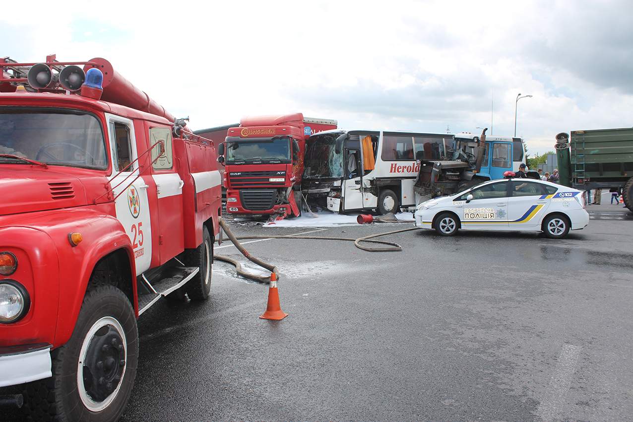 В Хмельницкой области столкнулись трактор, автобус и грузовик, есть пострадавшие (фото)