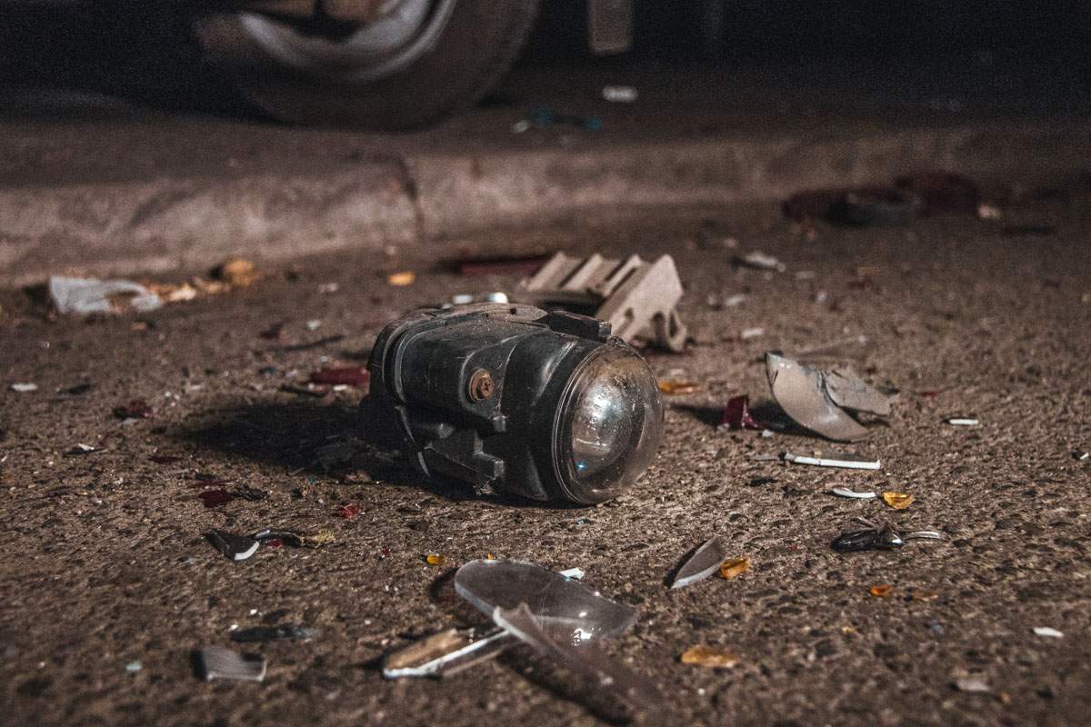 В Киеве пьяная компания на автомобиле устроила ДТП и напала на полицейских (видео)