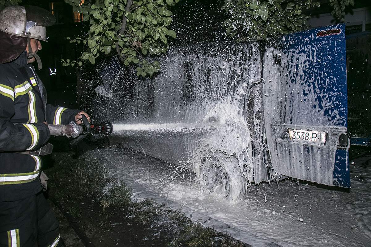В Киеве дотла сгорел автомобиль (фото)