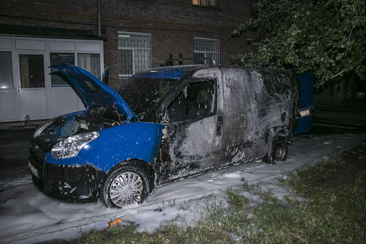 В Киеве дотла сгорел автомобиль (фото)