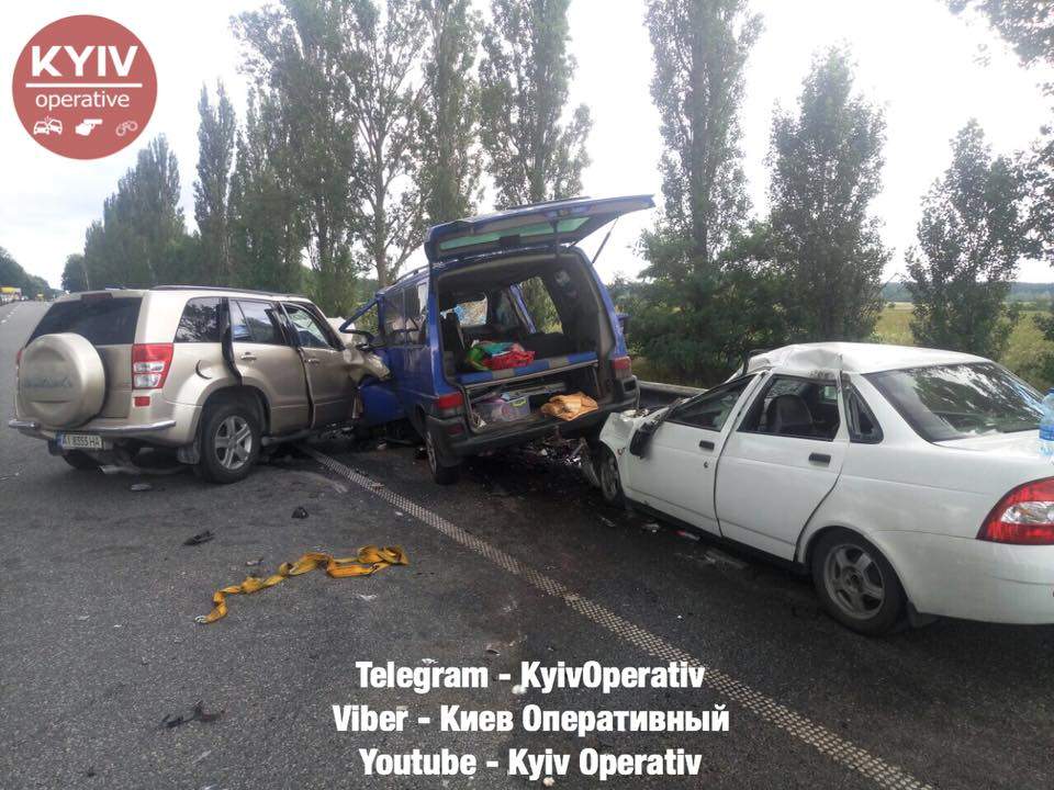 Под Киевом произошло тройное ДТП, погибла женщина, еще два человека пострадали (фото)