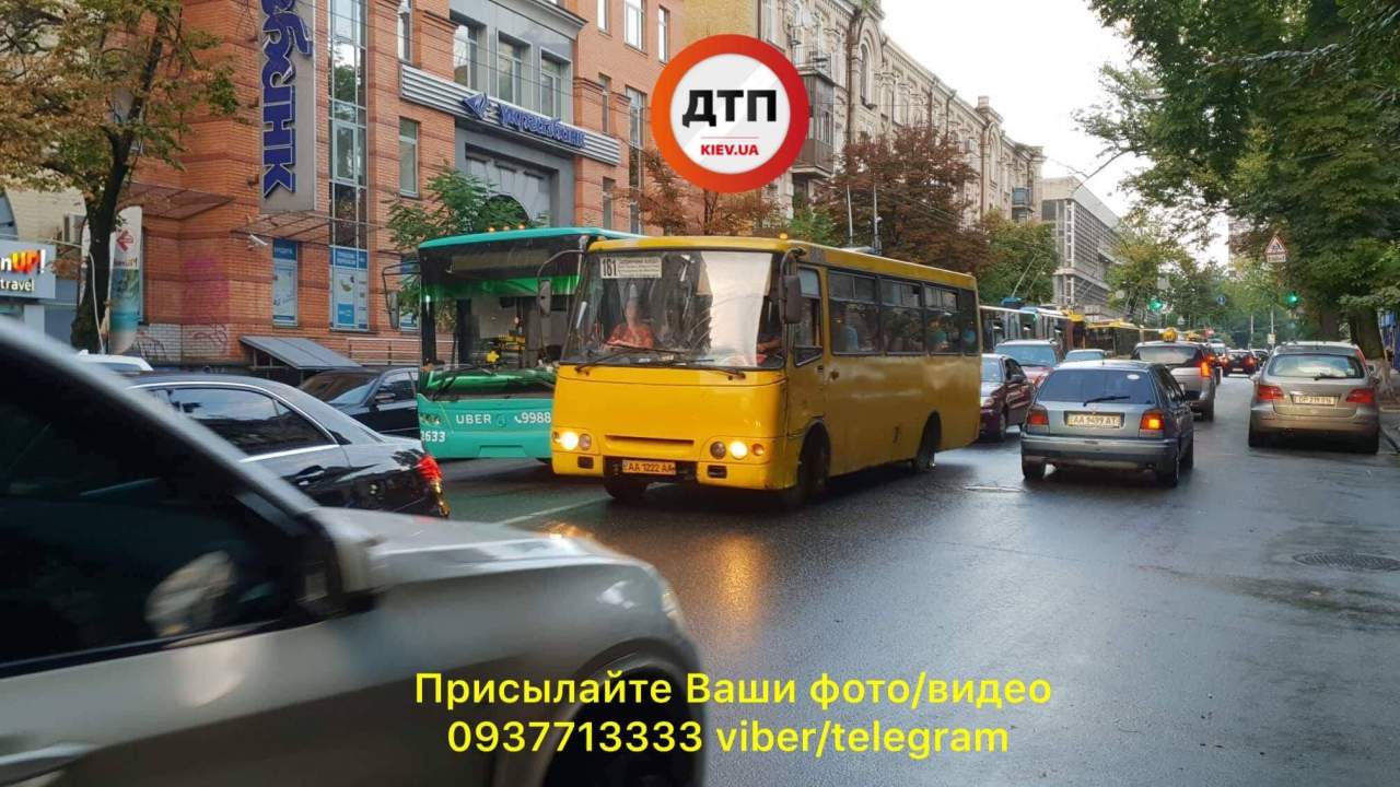 В Киеве одновременно столкнулись пять автомобилей, среди которых машина 