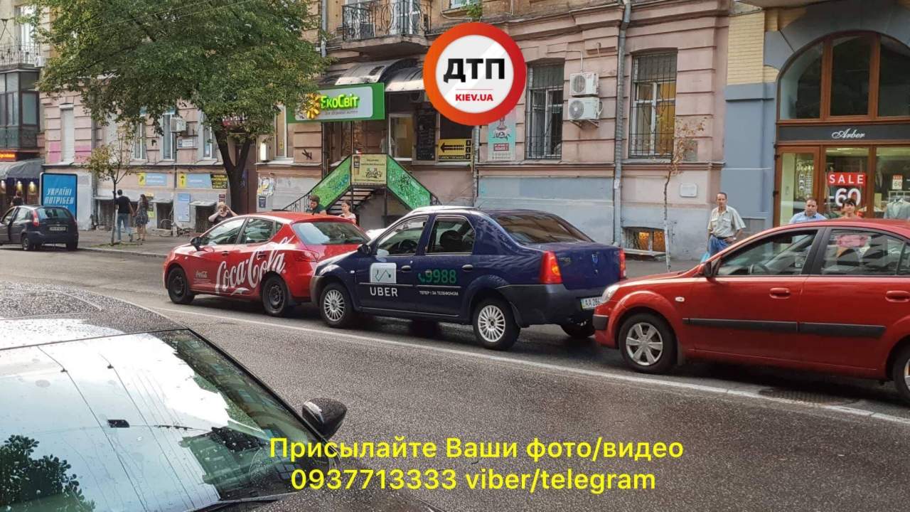В Киеве одновременно столкнулись пять автомобилей, среди которых машина 