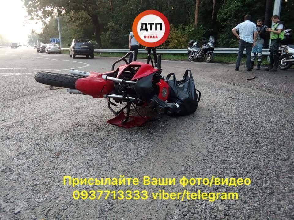 Под Киевом мотоциклист врезался в легковушку, есть пострадавшие (фото)