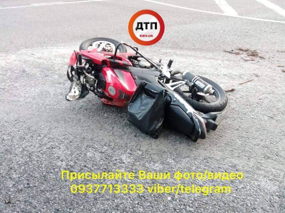 Под Киевом мотоциклист врезался в легковушку, есть пострадавшие (фото)
