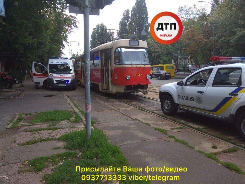 В Киеве прямо в трамвае умер пассажир (фото)