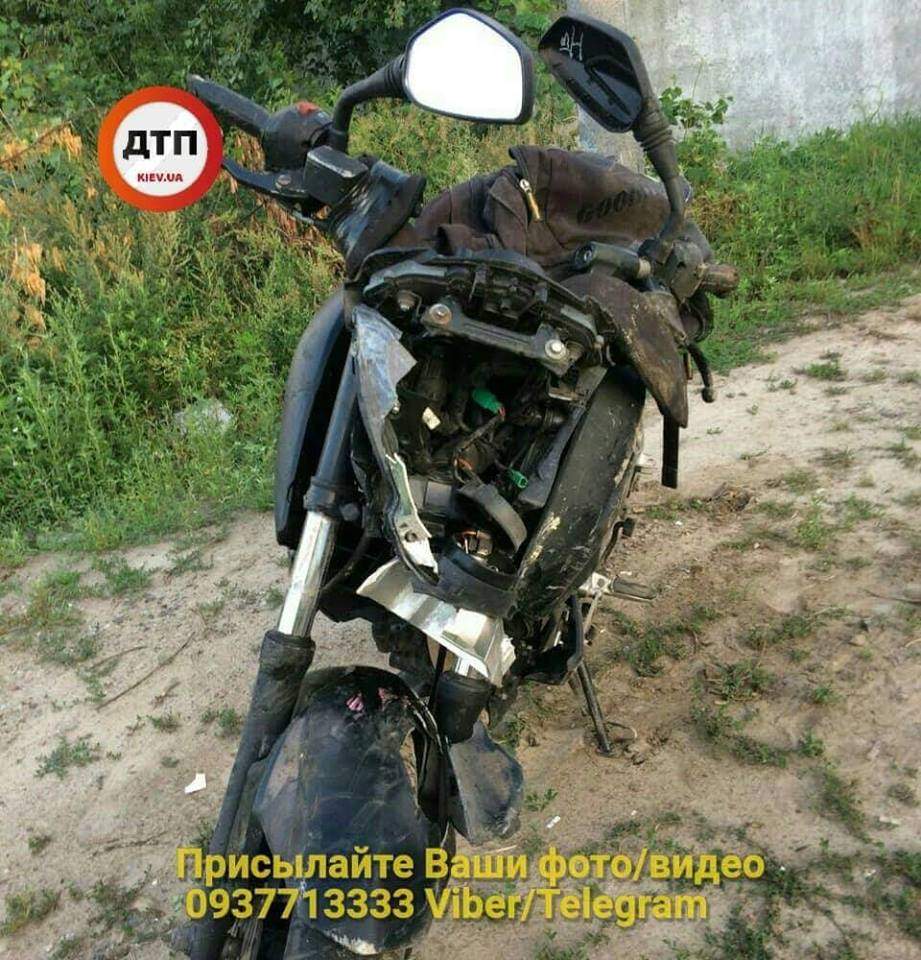 В Киеве мотоцикл влетел в баннер, один человек погиб, пострадавший пытался утопиться (фото)