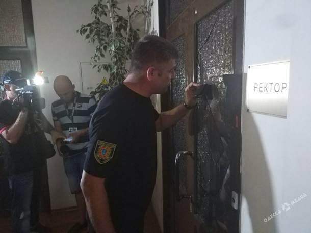 В Одессе неизвестные захватили ректорат ОНМедА (фото)