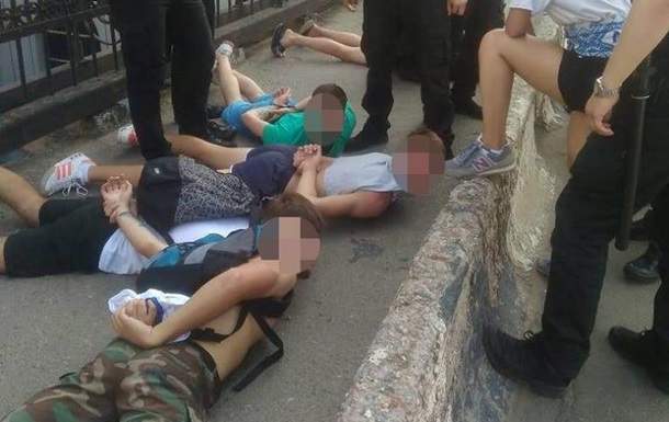 В Одессе полицейские трижды разнимали футбольных болельщиков