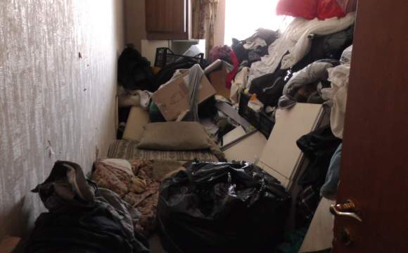 В Луцке житель общежития превратил квартиру в помойку (видео)
