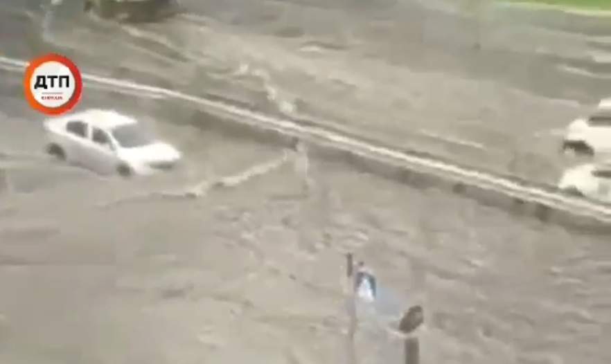 В Киеве автодорога ушла под воду (видео)