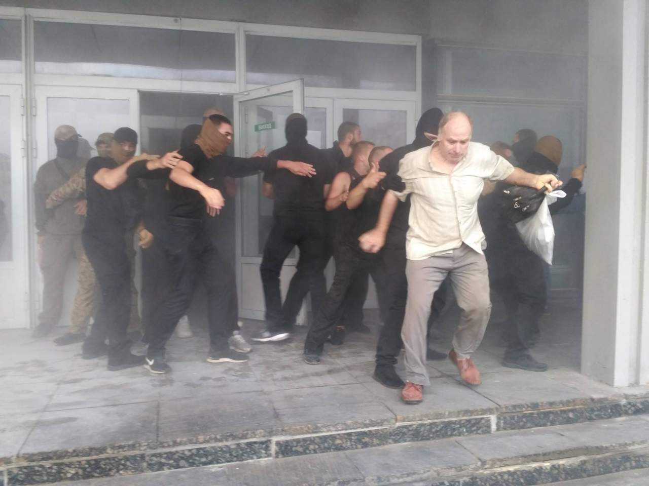 В Киеве титушки захватили госпредприятие «Электронмаш»: около 400 работников оказались на улице (фото)
