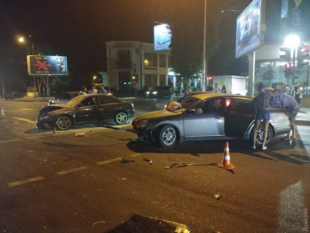 В Одессе в результате столкновения трех автомобилей загорелся "Subaru", водитель в больнице (фото)