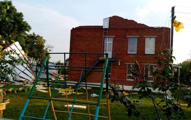 В Харьковской области  ветер снес недавно отремонтированную крышу с детского сада