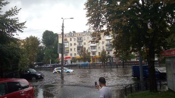 В Киеве из-за мощного ливня парализовано движение транспорта (фото)