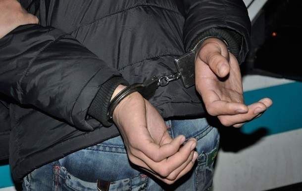 Под Киевом полицейские по горячим следам задержали грабителя, напавшего на девушку