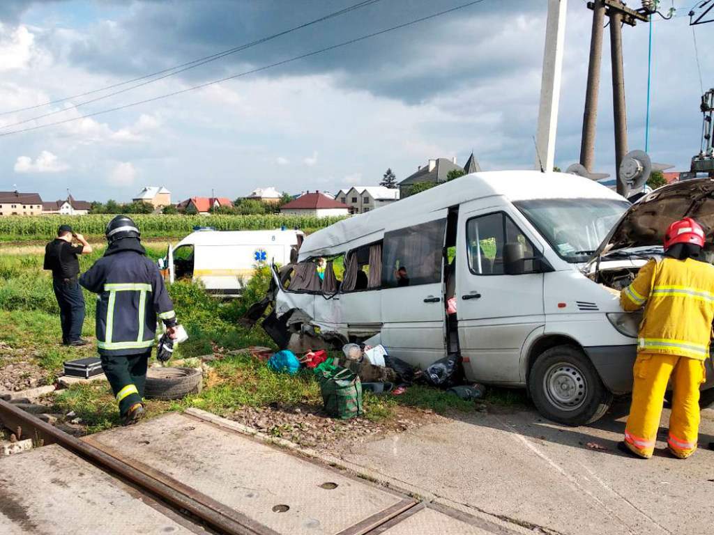 Смертельное столкновение маршрутки с поездом на Буковине: 2 погибших, 7 пострадавших