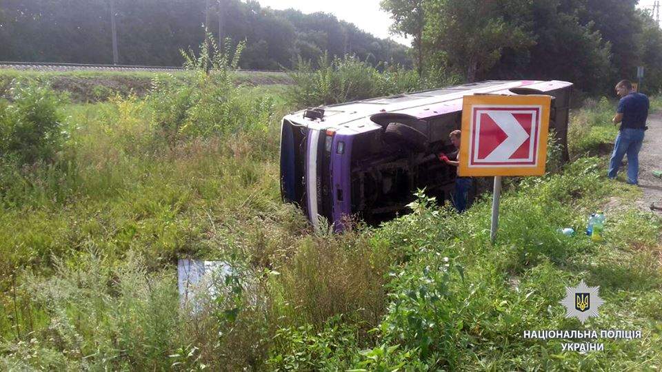 В Харьковской области пассажирский автобус съехал с дороги в кювет (фото)