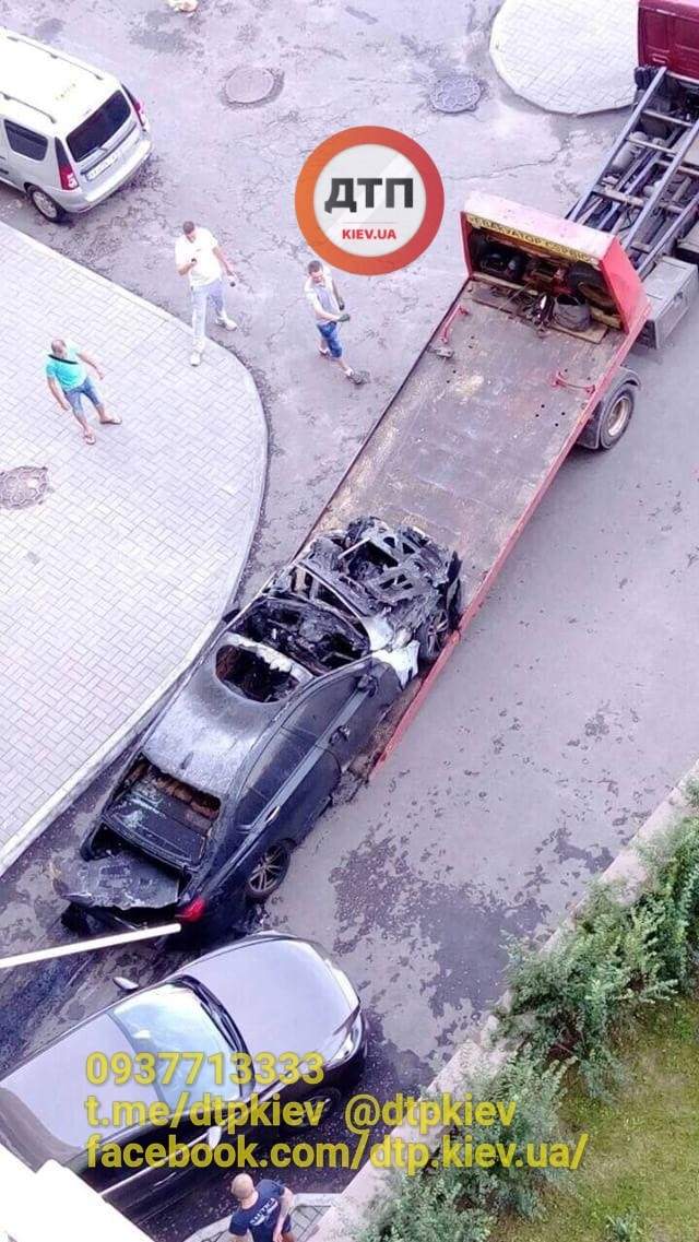 В столице на охраняемой парковке сожгли несколько авто (фото)