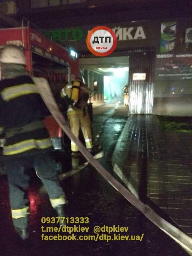 В столице на охраняемой парковке сожгли несколько авто (фото)