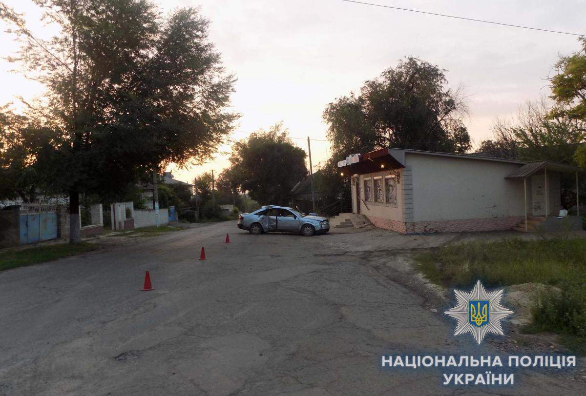 В Одесской области автомобиль врезался в стену магазина: один пассажир погиб, двое госпитализированы (фото)
