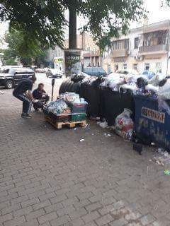 Жители Одессы жалуются на так называемую «утилизацию» продуктов из АТБ в контейнеры в жилых массивах (фото)