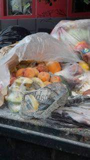 Жители Одессы жалуются на так называемую «утилизацию» продуктов из АТБ в контейнеры в жилых массивах (фото)