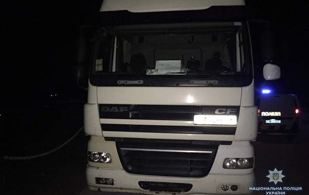 В Хмельницкой области пьяный водитель грузовика управлял авто и оказывал сопротивление полиции