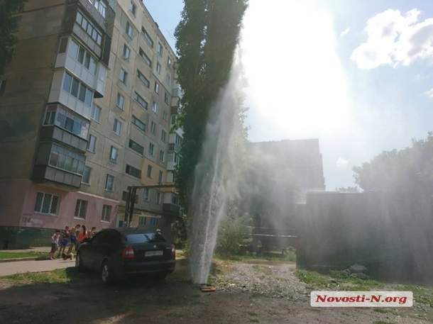 В Николаеве из-за прорыва водопровода бьет фонтан высотой с шестиэтажный дом (фото)