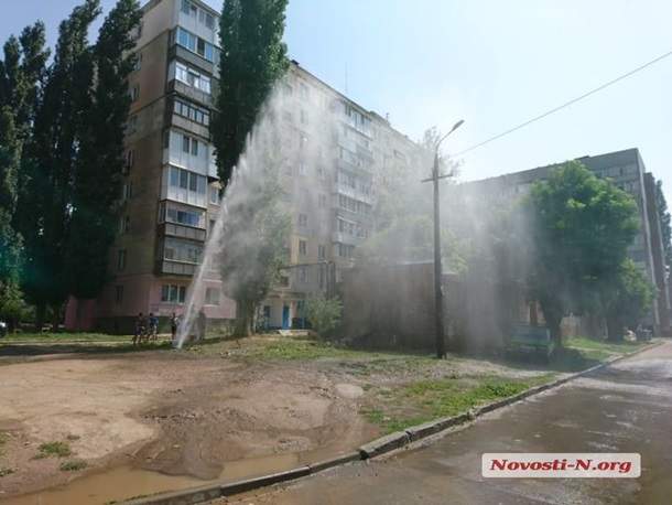 В Николаеве из-за прорыва водопровода бьет фонтан высотой с шестиэтажный дом (фото)