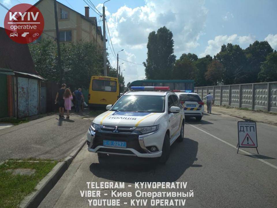Под Киевом маршрутка вылетела на встречную и врезалась в два автобуса, пострадали четыре человека (фото)