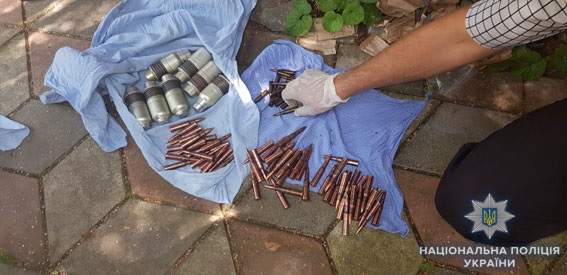 Под Сумами у пенсионера обнаружили тайник с боеприпасами, привезенными из зоны ООС (фото)