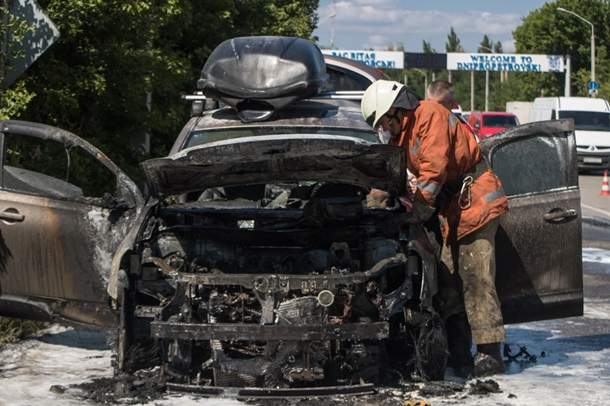 В Днепре на ходу загорелась машина с детьми (фото)