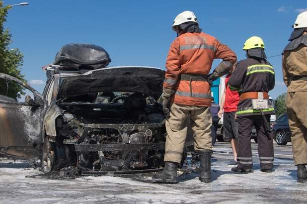 В Днепре на ходу загорелась машина с детьми (фото)