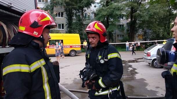 В Киеве загорелись балконы на четырех этажах многоэтажки (фото)
