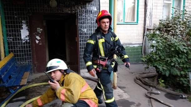 В Киеве загорелись балконы на четырех этажах многоэтажки (фото)