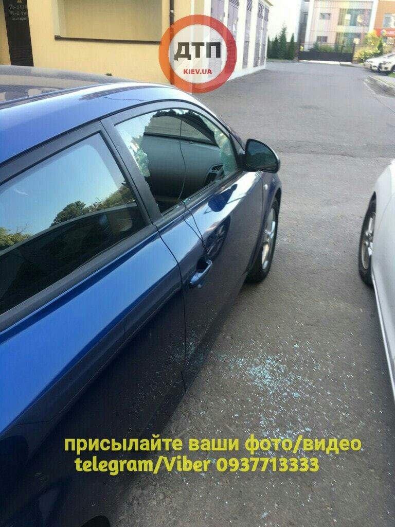В Киеве прямо на парковке злоумышленник разбил стекло автомобиля и украл видеорегистратор (фото)