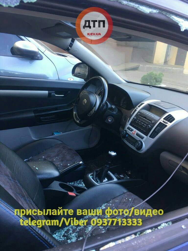 В Киеве прямо на парковке злоумышленник разбил стекло автомобиля и украл видеорегистратор (фото)