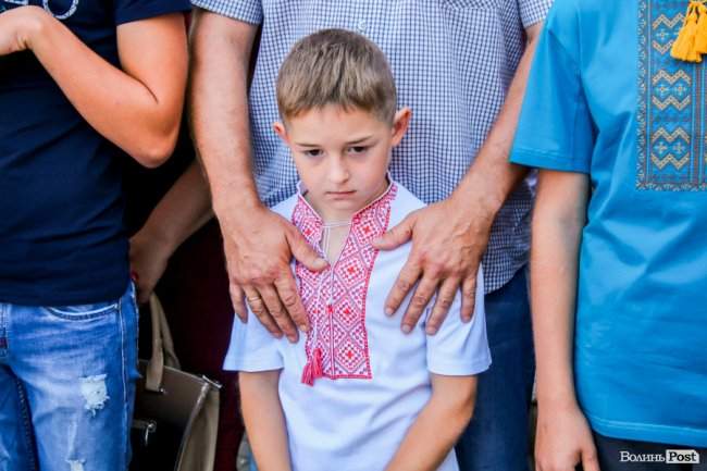 В Луцке дети погибших на Донбассе атошников получили «утешительный» подарок - вышиванки
