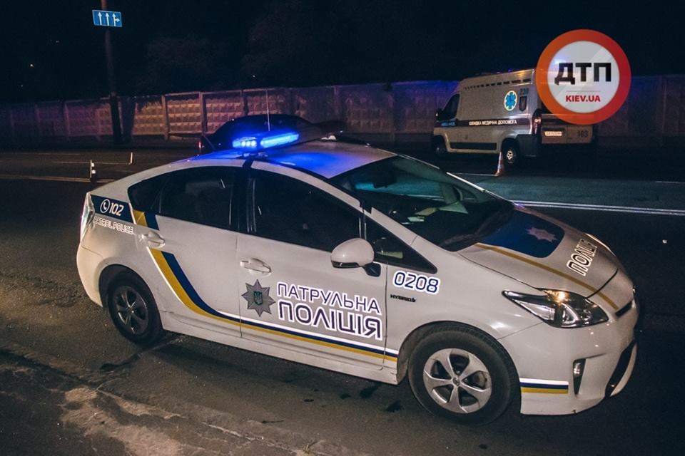 В Киеве легковушка врезалась в автомобиль службы такси 
