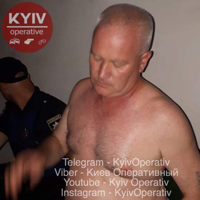 В Киеве пьяный мужчина ударил саблей случайного прохожего (фото)