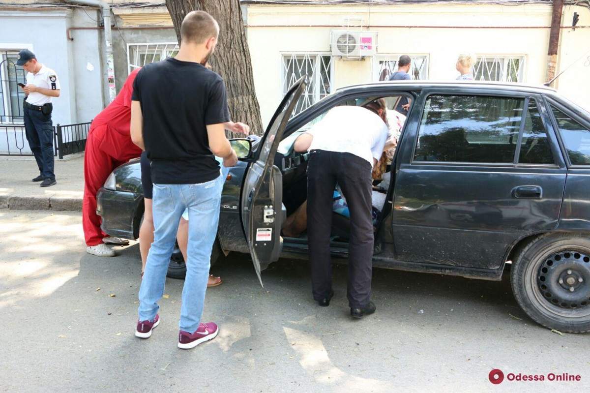 В Одессе обнаружили мертвого таксиста за рулем и со шприцем в руках (фото)