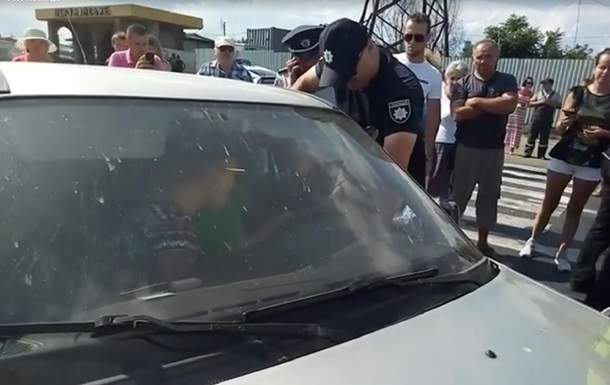 На трассе Киев-Одесса сотрудники полиции разбили стекло водителю и порвали ему футболку