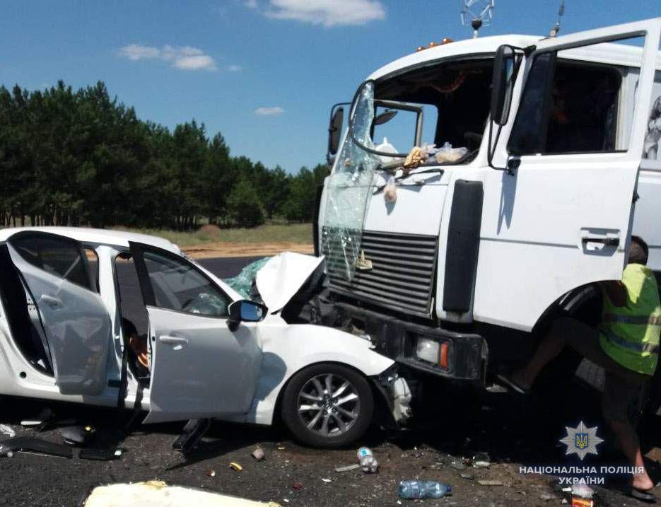 В Херсонской области легковушка влетела в стоящий грузовик, погибли двое детей (фото)