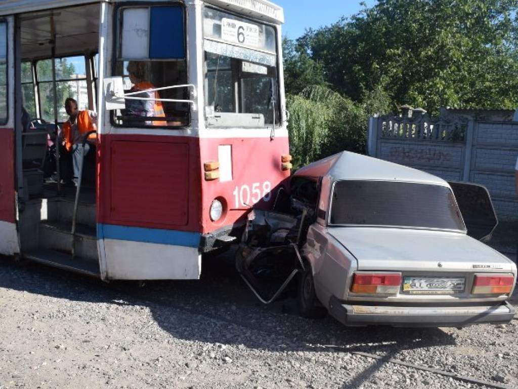 В Николаеве трамвай протаранил легковой автомобиль: есть пострадавшие (фото)